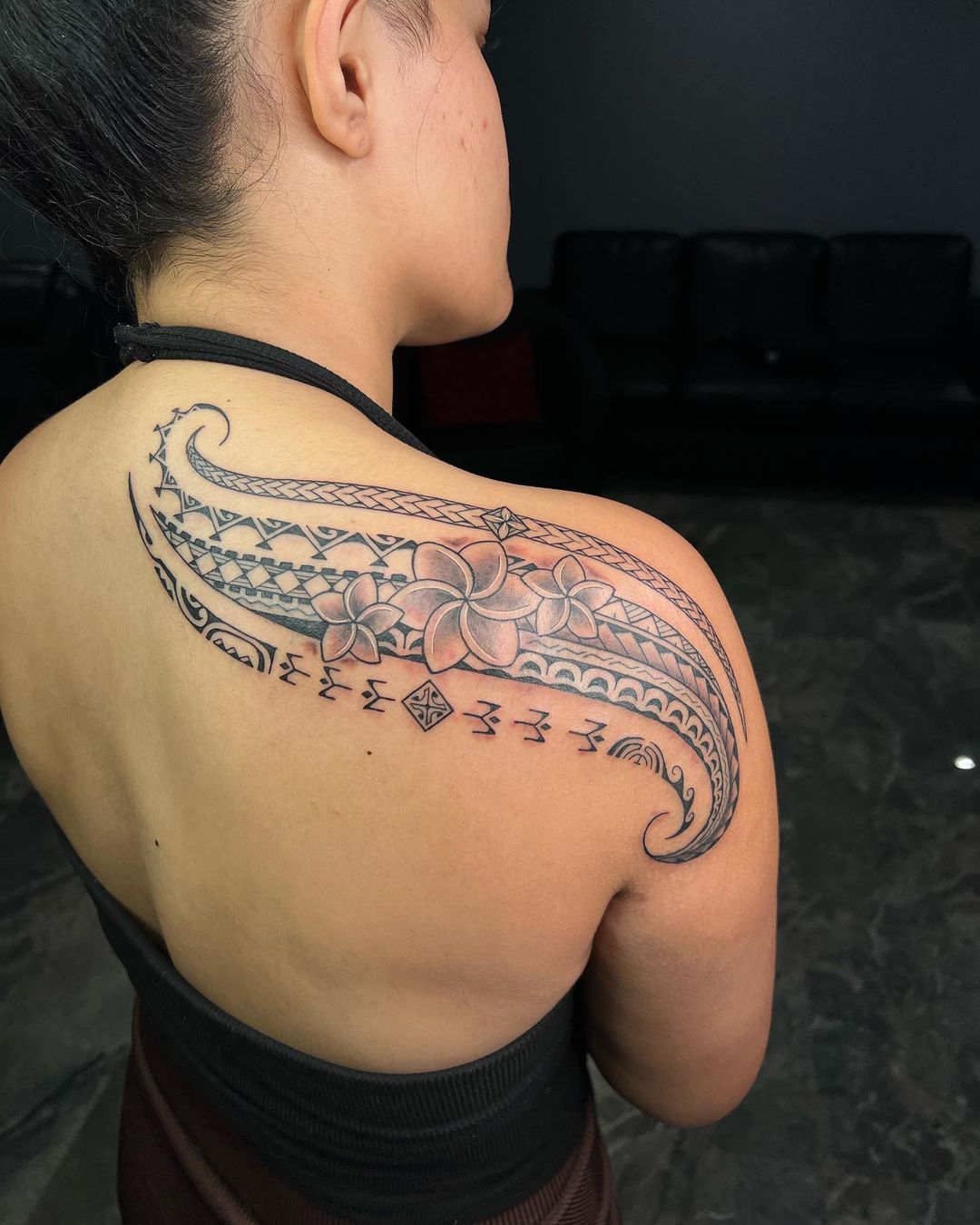 Samoan Flower Shoulder Tattoo For A Feminine Touch