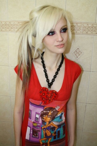 deep side part ponytail