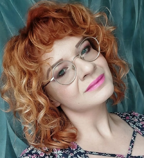 Layered Wavy Bob Haircut with Short Bangs