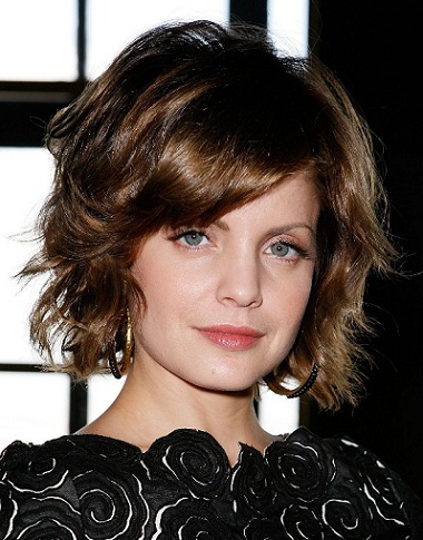 wavy bob with side fringe