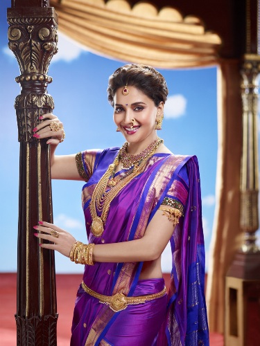 The Bollywood Beauty Selective Nauvari Saree With Big Border