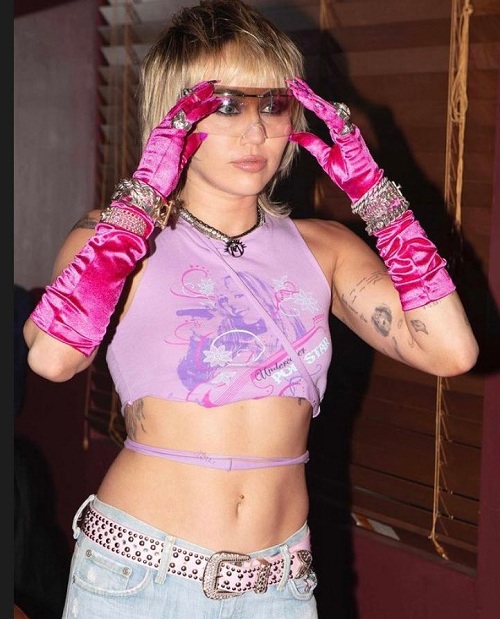 celebrities with navel piercing
