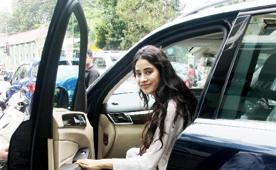 janhvi kapoor car pics
