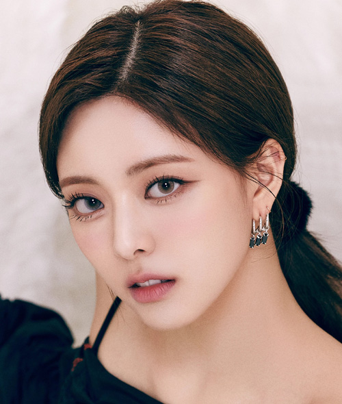 Yuna Itzy Huge Eyes