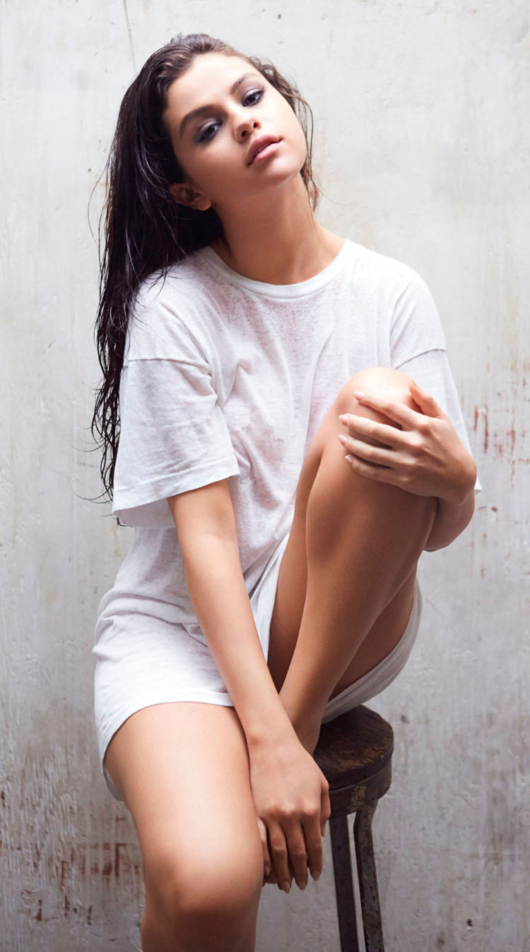 Hot Actress Selena Gomez