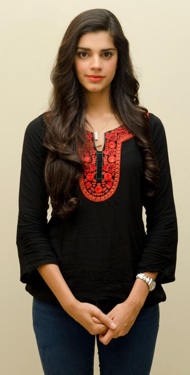Most Beautiful Pakistani Actress Sanam Saeed