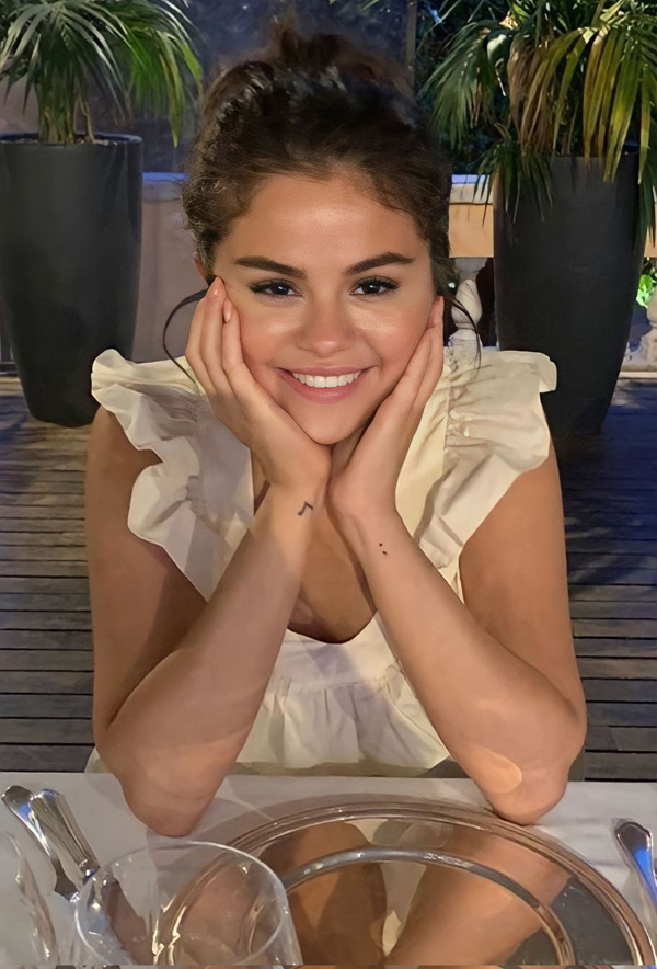 Small Round Face Selena Gomez