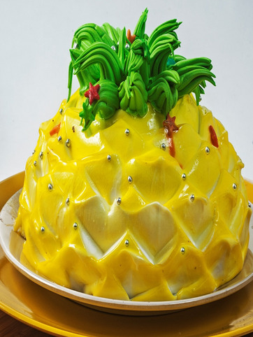 pineapple design cake 