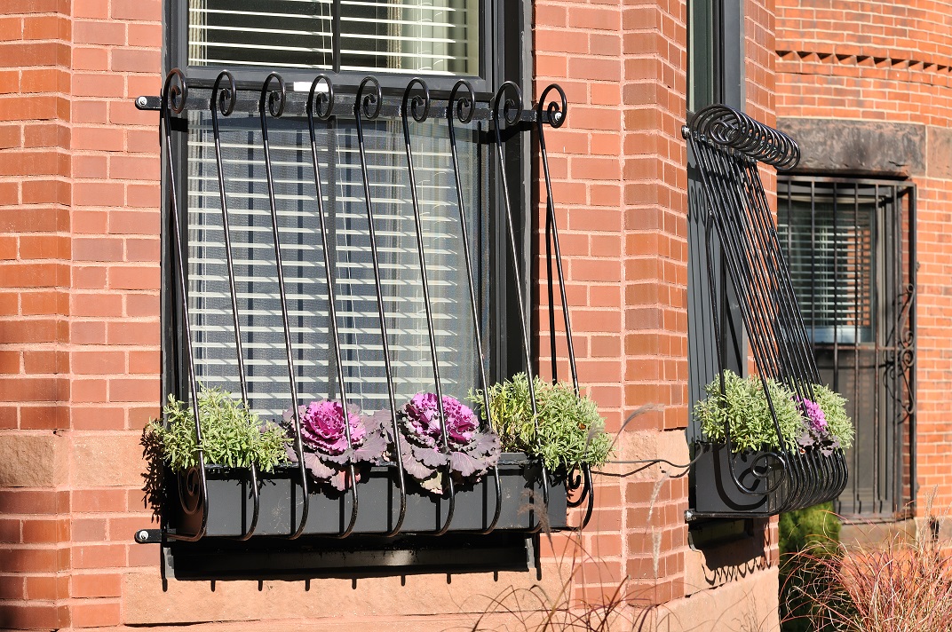 Elegant,window,grill,on,brownstone,house