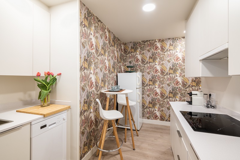 Compact,kitchen,with,a,small,table,and,a,comfortable,cooking