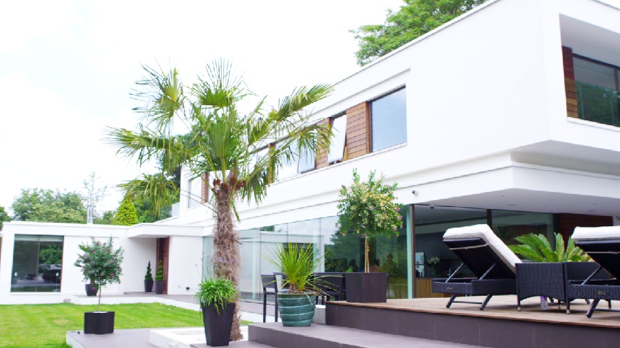 Stylish Luxurious Duplex Home with Garden and Pool