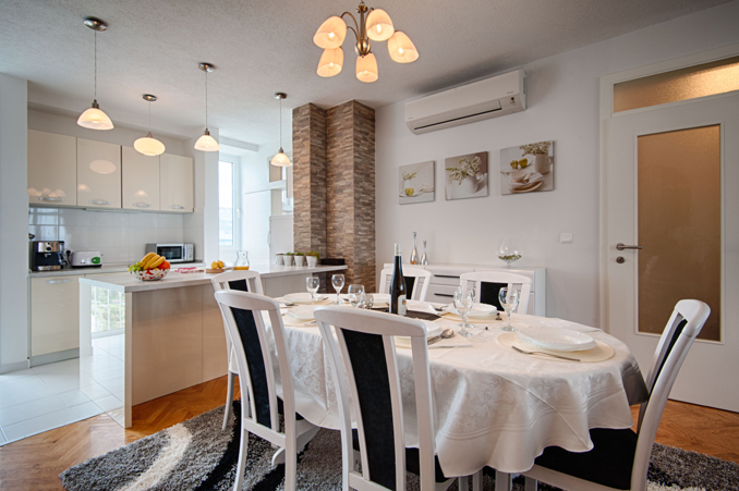 Modern And Elegant Brick Style Kitchen Interior
