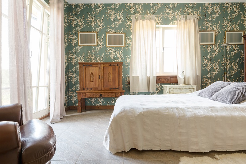 Grand,bedroom,in,classic,style,,with,antique,chest,of,drawers