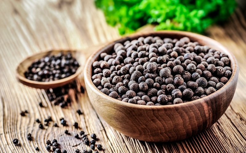 Black,pepper.,black,dry,pepper,in,wooden,bowl,on,wood
