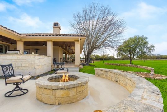 13 Modern Outdoor Fireplace Designs for Cozy Gatherings